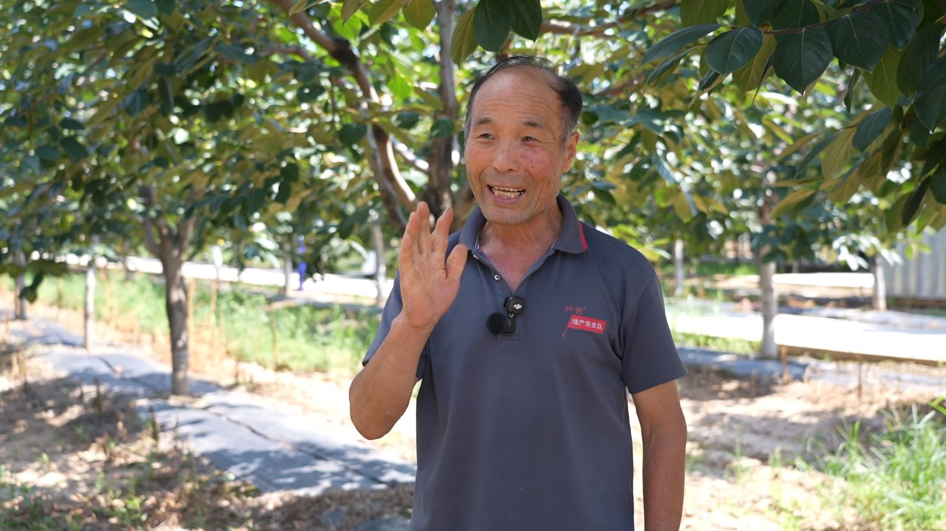 富平县亿能碳经销商黄世江向记者介绍对亿能碳“壮能”组合的认可度和代理情况